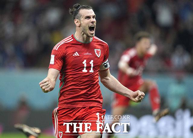 64년 만에 월드컵 본선에 오른 웨일스는 미국과 무승부를 기록했다. 득점 후 기뻐하는 가레스 베일. /도하(카타르)=AP.뉴시스