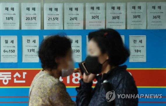 서울 시내 한 부동산 중개업소에 붙은 전·월세 안내문. /연합뉴스