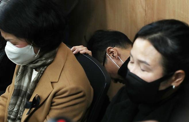 이태원 참사 유가족들이 22일 오전 서울 서초구 민변 대회의실에서 열린 입장발표 기자회견 중 눈물을 흘리고 있다. 공동취재사진