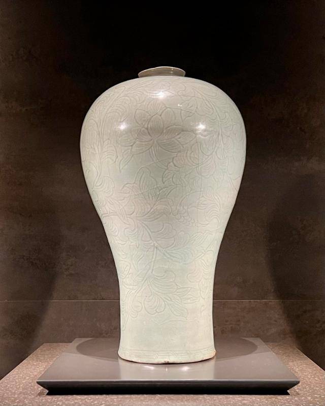 '고려청자'라면 떠오르는 전형을 보여주는 국보 '청자 음각 연꽃 넝쿨무늬 매병'. 12세기 유물이다. 불교를 귀하게 여겼던 고려의 특징이 드러난다. 김민호 기자