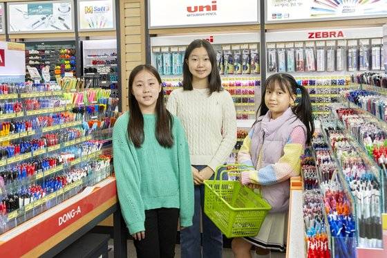 김예람 학생기자·김나호·신소이(왼쪽부터) 학생모델이 문구아트박물관과 알파를 방문해 문구의 역사와 시대에 따른 변화를 살펴봤다.