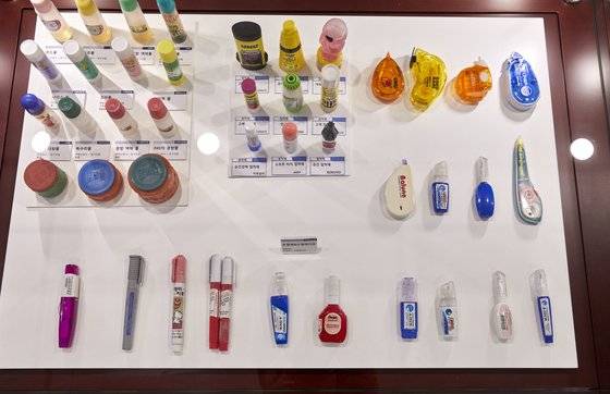 다양한 종류의 접착제·풀·수정액·수정테이프도 한곳에 모여있다.