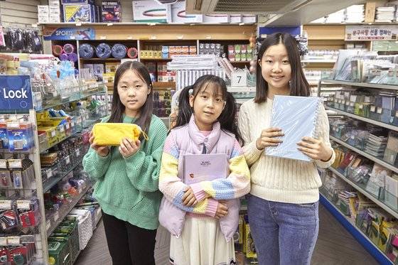 김예람 학생기자·신소이·김나호(왼쪽부터) 학생모델이 문구아트박물관과 알파를 방문해 문구의 역사와 시대에 따른 변화를 살펴봤다.