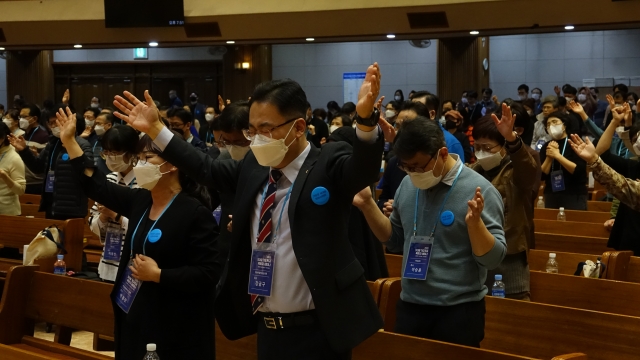 ‘2022 50일 기도학교 목회자 세미나’에 참가한 목회자들이 21일 대전 한빛교회 예배당에서 두 팔을 벌이고 기도를 하고 있다. 한빛교회 제공