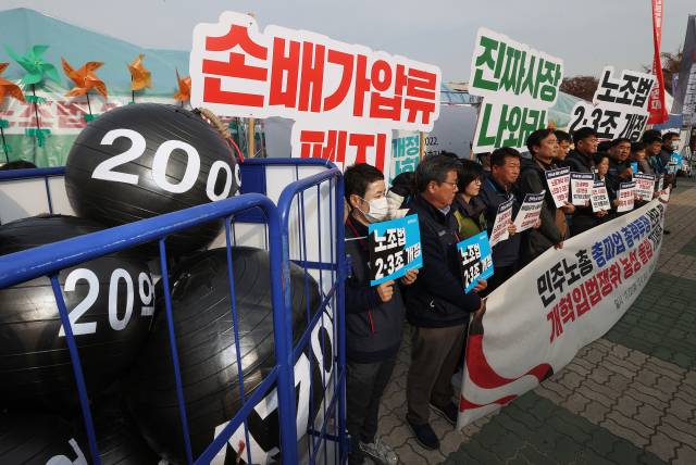 ▲전국민주노동조합총연맹 조합원들이 22일 오전 서울 여의도 국회 앞에서 기자회견을 열고 노조법 2·3조 개정 등을 위헌 총파업·총력투쟁을 선포하고 농성에 돌입한다고 밝히고 있다. ⓒ연합뉴스