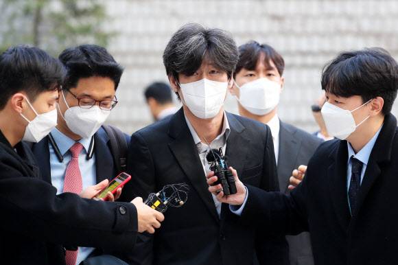 남욱 변호사가 21일 오전 서울 서초구 서울중앙지방법원에서 열린 대장동 개발 배임 혐의 관련 공판에 출석하고 있다. 2022.11.21 뉴시스