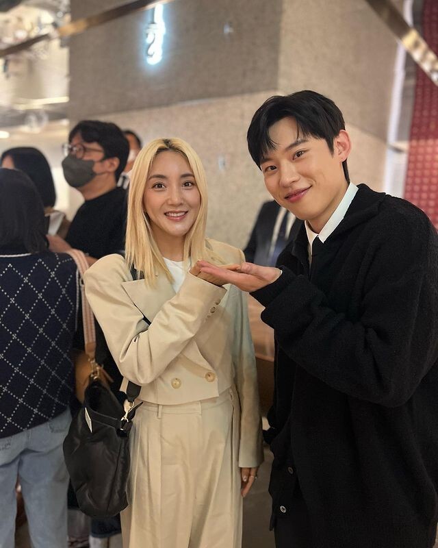 Singer Seo left a certification shot with Actor Ryu Jun-yeol and Yu Hae-jin.On the 22nd, the sea informed the personal instagram that this movie is going to be a big hit soon and that he attended the premiere of the movie Owl.The sea praised actor Ryu Jun-yeol, who wrote, I always knew that this guy, who is consistent and humane, would do it.In the public photos, the sea poses not only Ryu Jun-yeol but also Yu Hae-jin and Kim Sung-chul who appeared in Owl together.Especially, unlike the previous Ryu Jun-yeol, Yu Hae-jin is gathering his hands in a few places, and his figure is laughing.Owl is a Thriller water that depicts a night of struggle to reveal the truth after a blind acupuncturist who sees only at night witnesses the death of the three.