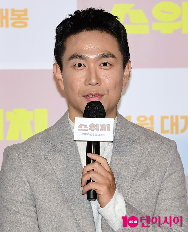 Actor Kwon Sang-woo, Oh Jung-se and Lee Min-jung are The Switch from top star to manager and artist to life force wife respectively.On the morning of the 23rd, the movie The Switch (director Ma Dae-yoon) production briefing session was held at the entrance of Lotte Cinema Konkuk University in Gwangjin-gu, Seoul.Actor Kwon Sang-woo, Oh Jung-se, Lee Min-jung and Kim Joon attended the ceremony.The Switch is a story that takes place when the top star park kang (Kwon Sang-woo), who enjoyed a brilliant single life, celebrates the moment when his life turns 180 degrees on Christmas.I was happy to direct The Switch with the three top stars. I fixed the script for the casting of the three. I didnt think it would suit me, but I liked the chemistry that went with it, Ma said.While Kwon Sang-woo and Oh Jung-se were The Switch, Ma Dae-yoon said, In two hours, I tried to intuitively look at the other two.I tried to show the impression, the tone, the similarity, but the different reaction in the same situation. Kwon Sang-woo said, Its been a while since we filmed the movie, but I enjoyed the scene. Its nice to see (actors) after a long time. Im excited that our movie is finally ready for release.He acts as a park kang who married Claudia Kim, a lover who broke up 10 years ago in the morning, and the father of twin brothers and sisters.Kwon Sang-woo said, I am a top star who lost my initials. There are a lot of Scandal with women. I am a person who treats the manager badly. Haru changes his role as Oh Jung-se Manager in the morning.In fact, the role of the manager was more comfortable. It was fun while acting like Jeong Se. Acting as a manager was much more comfortable and fun in the field.Lee Min-jung returns to the screen 10 years after the movie Wonderful Radio.He is the first love and attention artist that park kang broke up 10 years ago, and he boldly abandons studying in the United States for love only, and acts park kang and married Claudia Kim.Lee Min-jung said, How did I get back in 10 years? I like movies and I love them. I always wanted to do it.I also had a child birth, and I almost went to a drama when I was about to make a movie. This movie was my favorite genre. I like warm movies and it is warm, everyone sees and sympathizes and it is called drama genre.It is a genre that you can enjoy while talking about your life. Your seniors are great, I liked the script, and I was happy to shoot it. Kwon Sang-woo and Lee Min-jung show a couple chemistry. It turns out that the two of them actually met each other before filming. Lee Min-jung said, I was laughing because I had a good personality.Before shooting, I met a real family. He played well with the children and looked like a good father.Kwon Sang-woo said, Our second daughter and Min-jungs son were the same age, so energy was not a joke.I was able to play well while shooting, and I knew that my appearance and personality were good and active, but I was energized because I played the role of a real wife in our movie scene.  I can not adjust to the reality changed in the morning of Haru. It was drawn more realistically.I have a beautiful appearance that anyone can see, and I think it will be finished with a sympathetic story. Kwon Sang-woo also said, There is a fierce Kiss god with Lee Min-jung. Its inconvenient, isnt it? What should I do? I wondered what to do.But as soon as I acted, Mr. Lee Min-jung just did it in one shot. That was comfortable with each other, he said.Lee Min-jung said, It was a scene where Claudia Kim turned a little bit and ate it.Kwon Sang-woo said of Kim Joon, a child actor Park So-i, who worked in The Switch, They are children like Park Bo-gum. I felt a lot in the field why they are loved by many people.In the case of Soi, he is a good friend of Acting since he was a child. It is amazing when he sees tears dripping from his eyes. I can not tell whether Jun is playing or acting, but it is good for that role. It was another pleasure and happiness in the field. There is a synergy that can not be seen in other works.Thanks to the child actor, our film (attraction) has been maximized, he added.Lee Min-jung also said, Juni was a similar age to my child, so there were many similar things to play with. I also played with Mukchipa. Jun and I played together and our son was jealous.I was jealous when I saw a funny picture together and said, Why are you having more fun with him? Meanwhile, The Switch will be released in January next year.