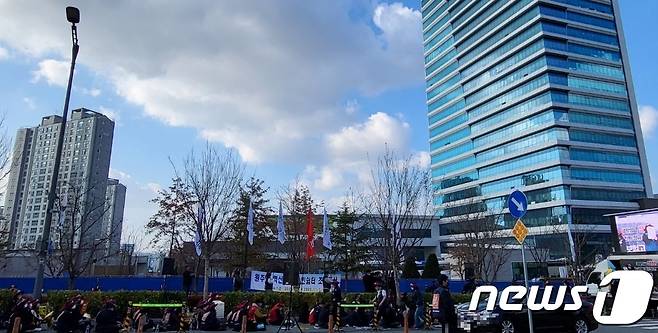 민주노총 공공운수노조 국민건강보험고객센터지부가 23일 강원 원주 혁신도시 내 국민건강보험공단 앞에서 상담노동자 해고 없이 전원 정규직 전환을 촉구하는 결의대회를 갖고 있다. 2022.11.23. ⓒ News1 신관호 기자