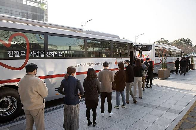 삼성, 대한적십자사에 새 헌혈 버스 4대 기부. /삼성그룹 제공