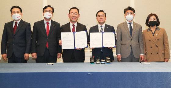 주호영 국민의힘 원내대표와 박홍근 더불어민주당 원내대표가 23일 서울 여의도 국회에서 이태원 참사 국정조사 실시 관련 합의문을 들어보이고 있다. 왼쪽부터 장동혁 국민의힘 원내대변인, 송언석 국민의힘 원내수석부대표, 주 원내대표, 박 원내대표, 진성준 더불어민주당 원내수석부대표, 이수진 더불어민주당 원내대변인. 2022.11.23 뉴스1