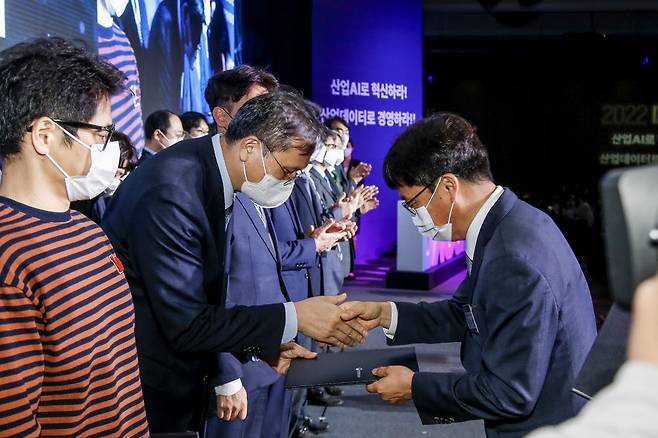 이춘식 씨에스리 대표(사진 가운데)가 한국산업지능화 대상 시상식에서 기술혁신부문 산업부 장관 표창을 수상하고 있다.