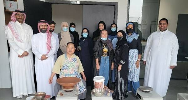 오만철 작가가 지난 2021년 11월 리야드의 왕립예술원에서 도자회화 워크샵과 시연을 하고 있는 모습이다. 본인 제공