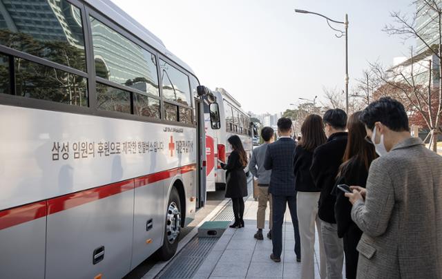 삼성 임직원들이 23일 수원 삼성디지털시티에서 삼성 임원 기부로 제작된 신형 헌혈버스에 올라 헌혈에 참여하고 있는 모습. 삼성전자 제공