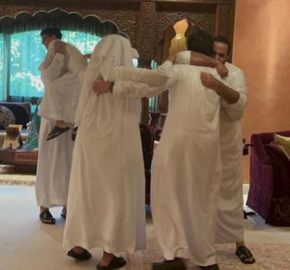 무함마드 빈 살만 사우디아라비아 왕세자가 월드컵 경기에서 아르헨티나에게 승리한 뒤 가족들과 환호하고 있다. [사진=빈 살만 인스타그램]