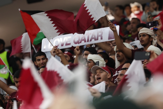 20일 오후(현지시간) 카타르 알코르 알바이트 스타디움에서 열린 2022 카타르 월드컵 개막식에서 관중들이 카타르 국기를 흔들며 응원하고 있다. 연합뉴스