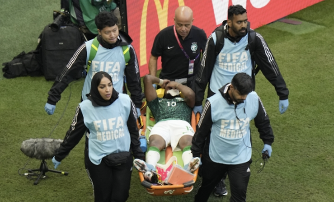 카타르 루사일 스타디움에서 열린 월드컵 조별리그 C조 아르헨티나와 사우디아라비아의 경기에서 구급대원들이 사우디의 야세르 알-샤흐라니를 들것에 싣고 있다. / 사진=AP