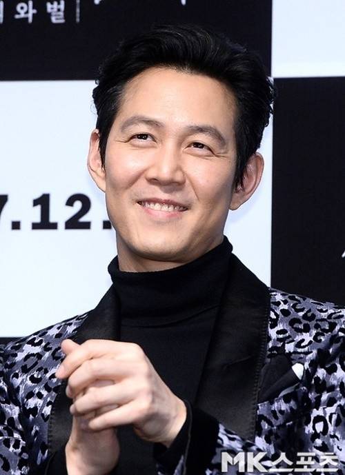 이정재가 제42회 영화평론가협회상에서 신인 감독상을 수상했다. 사진=DB