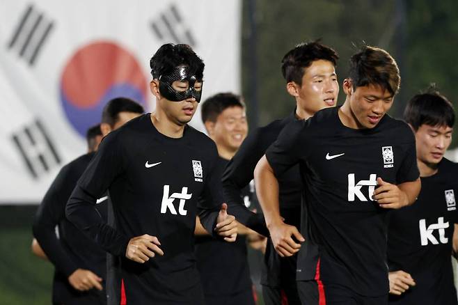 [도하(카타르)=뉴시스] 조성우 기자 = 대한민국 축구대표팀 손흥민 등 선수들이 18일(현지시간) 오후 카타르 도하 알 에글라 트레이닝센터에서 훈련을 하고 있다. 2022.11.18.