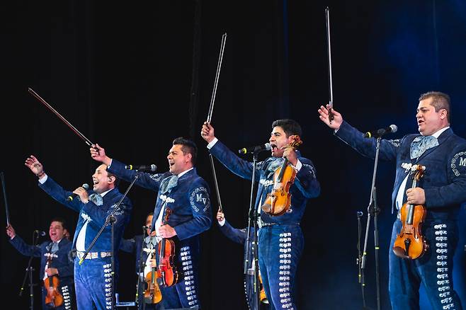 플라멩코의 영향을 받은 멕시코 마리아치(바르가스 공연단)