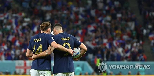 오늘의 주인공들 (알와크라=연합뉴스) 김도훈 기자 = 22일 오후(현지시간) 카타르 알와크라 알자눕 스타디움에서 열린 2022 카타르 월드컵 조별리그 D조 프랑스와 호주 경기. 프랑스 아드리앵 라비오가 동점골을 넣은 뒤 올리비에 지루와 기뻐하고 있다. 지루는 이후 역전골을 넣었다. 2022.11.23 superdoo82@yna.co.kr