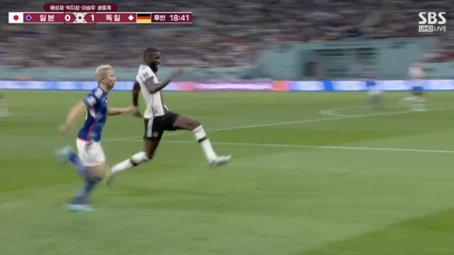 23일(한국시간) 카타르 알라이얀의 할리파 인터내셔널 스타디움에서 열린 일본과의 월드컵 조별리그 E조 1차전에서 독일 수비수 안토니오 뤼디거(오른쪽)가 겅중겅중 뛰는 모습 (사진=SBS)