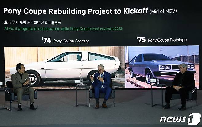 현대자동차는 인재개발원 마북캠퍼스 비전홀에서 디자인 토크 행사를 열었다고 24일 밝혔다. 이 자리에서 1974년 이탈리아 토리노 모터쇼에서 현대차가 선보였던 ‘포니 쿠페 콘셉트’를 원형 그대로 복원하는 프로젝트를 시작한다고 공개했다. 이상엽 현대디자인센터장 부사장(왼쪽부터), 디자이너 조르제토 주지아로, 현대차그룹 CCO 루크 동커볼케 부사장이 대화를 나누고 있다. (현대자동차 제공) 2022.11.24/뉴스1