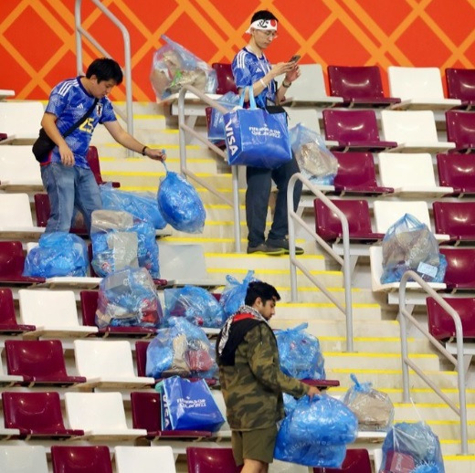 23일(현지시간) 일본 축구 국가대표팀 응원단은 경기가 끝난 후 관중석에 있는 쓰레기를 모두 치우고 갔다. FIFA 트위터 갈무리