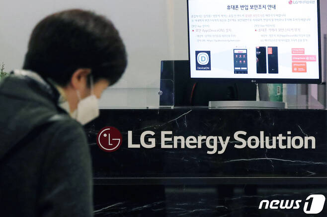 서울 영등포구 여의도 파크원에 입주한 LG에너지솔루션 본사 로비에서 직원들이 오가고 있다. /뉴스1 ⓒ News1 민경석 기자
