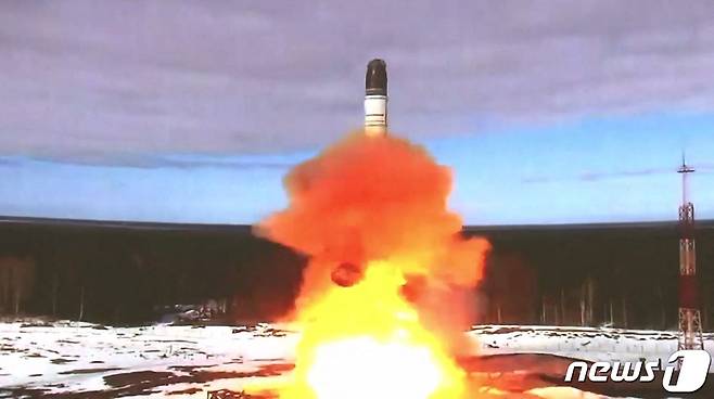 러시아의 최신형 대륙간탄도미사일(ICBM) '사르맛(Sarmat)'이 2022년 4월 20일 플레세츠크 우주기지에서 발사돼 시험에 성공했다고 러시아 국방부가 밝혔다. ⓒ AFP=뉴스1 ⓒ News1 최서윤 기자