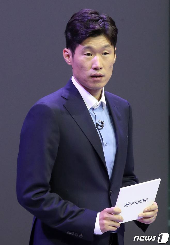 박지성 전 축구선수가 14일 부산 해운대구 벡스코에서 열린' 2022부산국제모터쇼' 에서 현대자동차 홍보대사로 위촉되어 인사말을 하고 있다. 2022.7.14/뉴스1 ⓒ News1 김영훈 기자