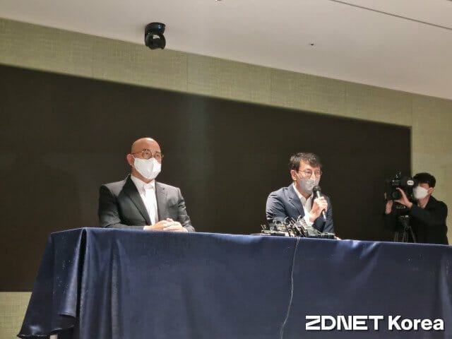 남궁훈, 홍은택 각자대표가 카카오 대국민 긴급 기자회견을 열고 발언하고 있다.