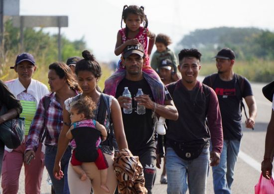 지난 13일(현지시간) 멕시코 산 페드로 타파나테펙 인근에서 이민자들이 미국 국경으로 향하고 있다. 사진=로이터연합뉴스