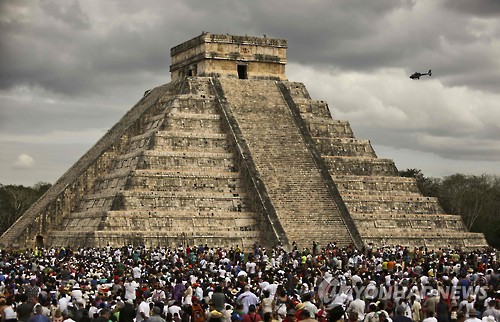 멕시코 출신 아비게일 비얄로보스가 유네스코 유적지인 쿠쿨칸 피라미드에 올라 춤을 춰 경찰에 체포됐다. 사진=연합뉴스