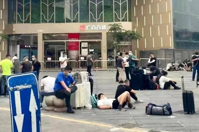 중국에서 일일 신규 코로나 확진자 수가 가장 많은 광저우시에서 거주지 봉쇄로 갈 곳을 잃은 시민들이 길가에 누워 있다./웨이보
