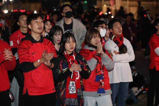 붉은악마와 시민들이 24일 밤 서울 광화문광장에서 2022 카타르 월드컵 H조 조별리그 1차전 대한민국과 우루과이의 경기를 보며 열띤 응원을 펼치고 있다. /뉴스1