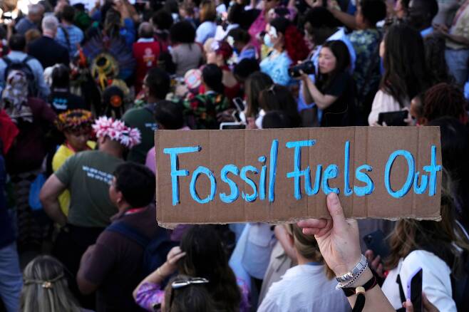이집트에서 열린 제27차 유엔기후협약 당사국총회(COP27) 참가자가 '화석연료 퇴출' 피켓을 들고 있는 모습. /연합뉴스