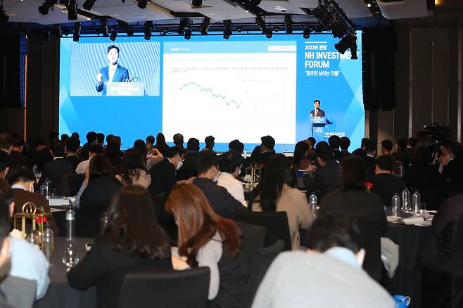 김병연 NH투자증권 연구원이 투자자들에게 내년 투자전략을 설명하고 있다./NH투자증권 제공.