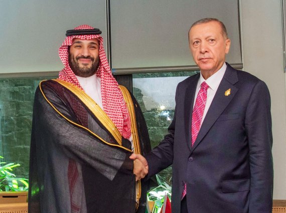 무함마드 빈 살만(왼쪽) 사우디아라비아 왕세자와 레제프 타이이프 에르도안 튀르키예 대통령이 15일(현지시간) 인도네시아 발리에서 열린 주요20개국(G20) 정상회의에서 만나 악수하고 있다. 로이터연합
