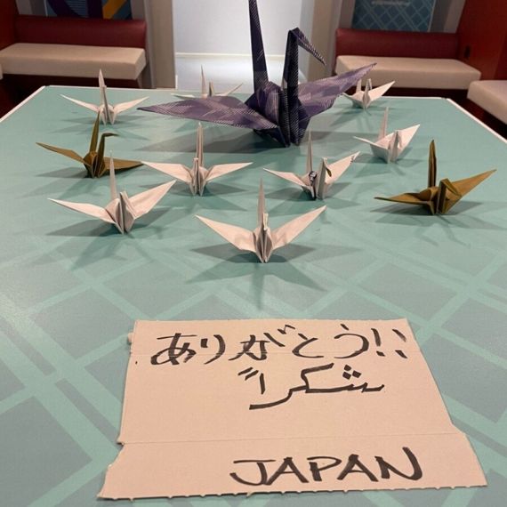 일본 축구대표팀이 라커룸에 감사하다는 뜻의 일본어 '아리가도'와 아랍어 '슈크란'이 적힌 종이를 남겼다. 트위터 캡