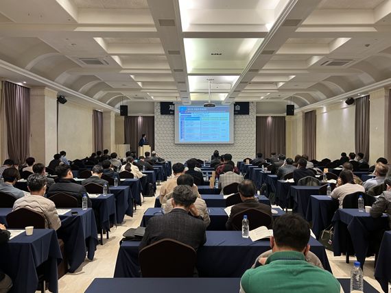 한국원자력안전기술원(KINS)이 24일 개최한 '제12회 원전 화재방호 워크숍'에 참가한 산·학·연 원자력 유관기관 관계자들이 발표 내용을 듣고 있다. KINS 제공