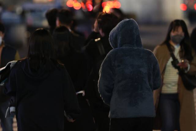 모자를 쓴 시민들이 서울 종로구 광화문역 인근에서 걷고 있다. 연합뉴스