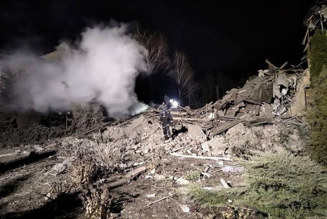 23일 러시아군의 공격을 당한 우크라이나 자포리자주 빌니안스크의 한 산부인과 병원에서 소방관들이 현장을 수색하고 있다. 빌니안스크=AP 뉴시스