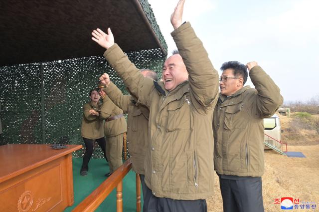 18일 북한이 대륙간탄도미사일 화성-17형을 시험발사하는 현장에서 김여정(뒷줄 맨 왼쪽)이 환호하고 있다. 평양=조선중앙통신 연합뉴스