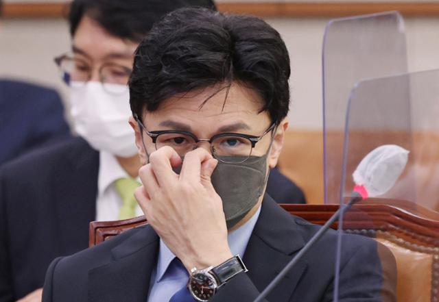 한동훈 법무부 장관이 지난 23일 국회에서 열린 법제사법위원회 전체회의에서 마스크를 고쳐 쓰고 있다. 연합뉴스