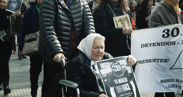 아르헨티나 부에노스아이레스 어머니들의 오월 광장 침묵 행진. 영화 '좋은 빛, 좋은 공기' 스틸컷. 엣나인필름 제공