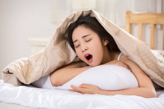 아침에 일어나기 힘들고, 밤에 잠들기 어렵다면 수면위상지연증후군을 의심해봐야 한다./사진=클립아트코리아