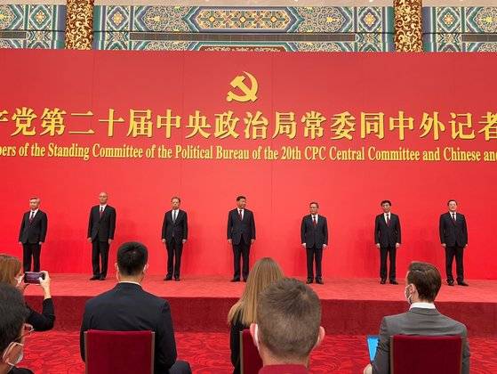 20기 정치국 상무위원 7명. 왼쪽부터 리시(광둥성 당서기),차이치(베이징시 당서기), 자오러지(중앙기율검사위 서기), 시진핑 주석, 리창(현 상하이시 당서기), 왕후닝(중앙서기처 서기), 딩쉐샹(당 중앙판공청 주임). 신경진 특파원