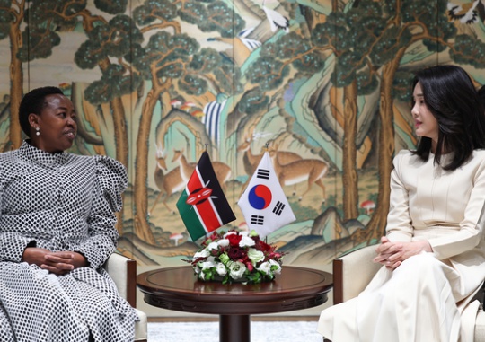 First lady Kim Keon-hee engages in a conversation with first lady Rachel Ruto, wife of Kenyan President William Ruto, at the Office of the President in Yongsan on November 23. Courtesy of the Office of the President