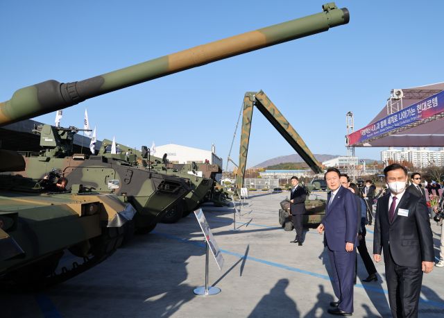 윤석열 대통령이 24일 오후 경남 창원시 현대로템을 방문, K2 전차 등 전시장비를 관람하고 있다. 연합뉴스